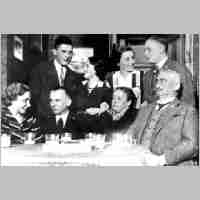 094-0204 Im Schwarzen Adler am 05.03.1934. Lotte, Horst, die Eltern, Hans, Edith, Irmgard und Herbert.jpg